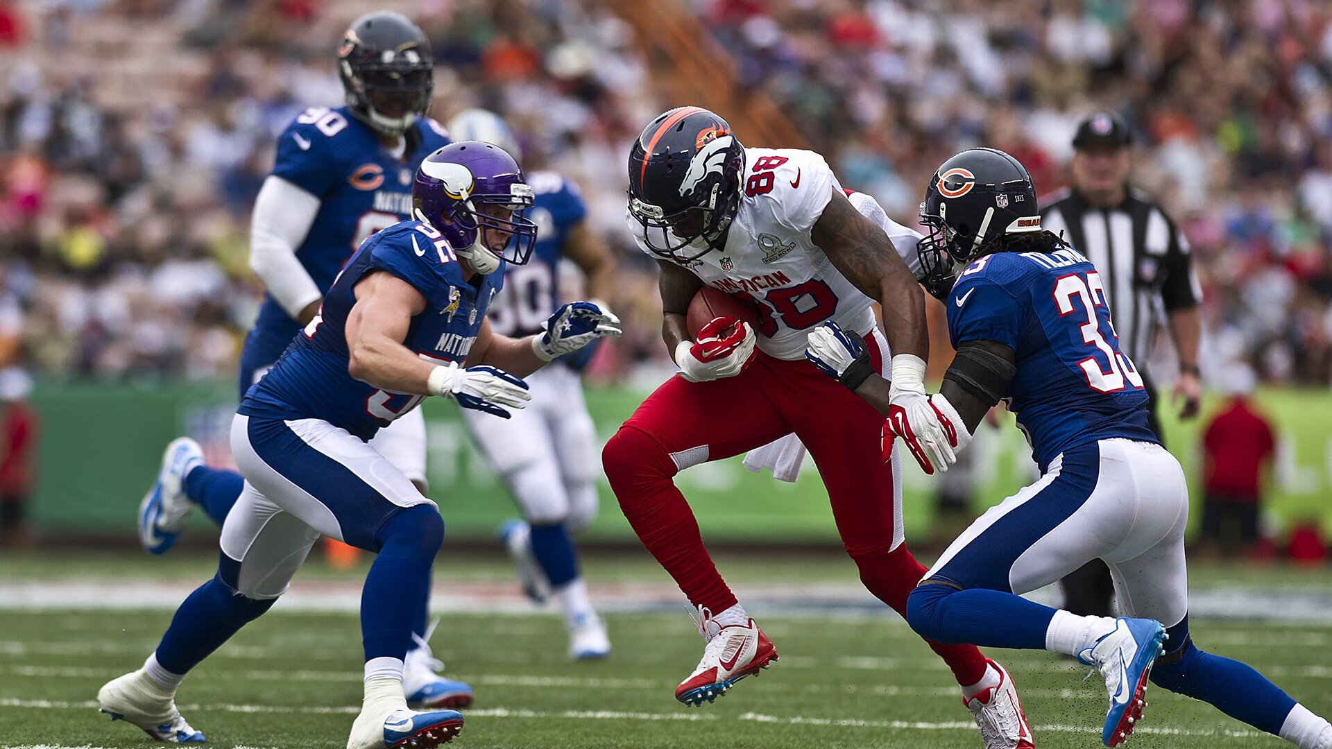 九游app官网下载-_水上漂移车表演：速度与水花的碰撞_，小车水上漂移